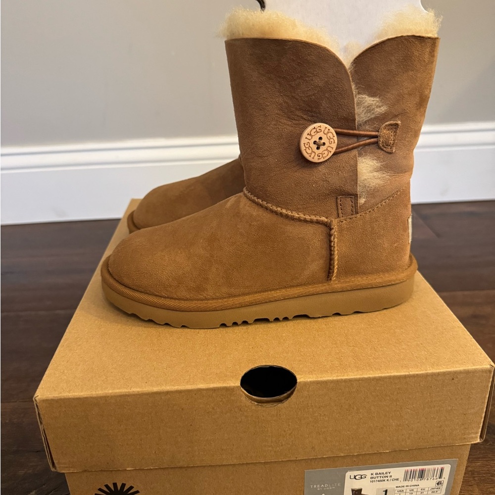 UGG Kids Boots in Brown and Cream - Picture 9 of 9
